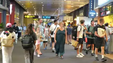 Suasana penumpang di Bandara I Gusti Ngurah Rai, Bali, Rabu (22/1)