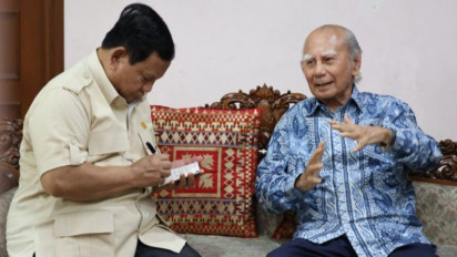 Momen Presiden Prabowo Terlihat Serius Catat Pesan dari Eks Menteri Negara PPLH Emil Salim
