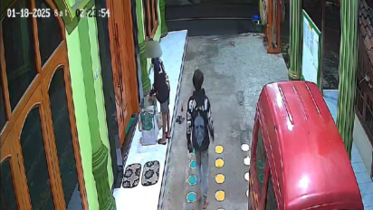 Terekam CCTV Dua Pemuda Diduga Curi Uang Kotak Amal Masjid Pakai Lidi