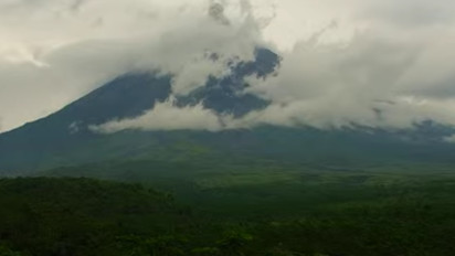 Gunung Semeru Erupsi Semburkan Kolom Abu Teramati Setinggi 600 Meter, PVMBG : Status Waspada