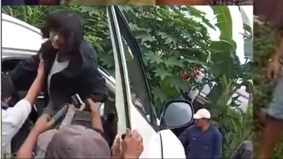 Minibus Wisata Bromo Terjun ke Sungai, Lima Wisatawan Asing Berhasil Dievakuasi