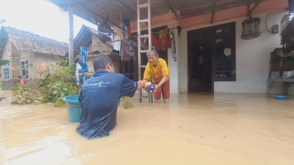 Banjir di Jombang Semakin Tinggi, Aktivitas Warga Desa Kademangan Lumpuh