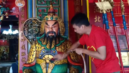 Warga Tionghoa Surabaya Mandikan Patung Dewa-Dewi sebagai Awal Rangkaian Perayaan Imlek