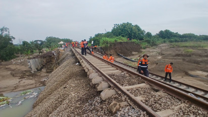PT KAI: Jalur Rel Terputus Akibat Banjir di Grobogan Sudah Tersambung