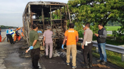 Bus Pariwisata Citi Trans Terbakar di Tol Nganjuk, Diduga Akibat Korsleting Kelistrikan