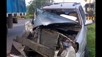 Palang Pintu Dibiarkan Terbuka, Kereta Api Wijaya Kusuma di Jember Hantam Minibus