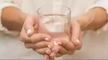 Ilustrasi amalan air garam dengan bacaan Ayat Suci Al Quran