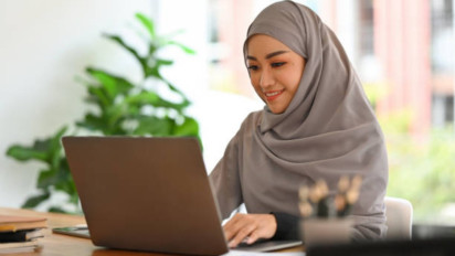 Bolehkah Istri Bekerja dan Jadi Wanita Karier, Padahal Suaminya Sudah Kaya? Ternyata Jawaban Buya Yahya...