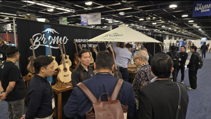 Konjen RI di Los Angeles Dukung Produk Gitar Buatan Indonesia ldi The 2025 NAMM Show, Anaheim, California