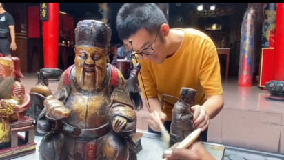 Jelang Imlek, Klenteng Gondomanan Yogyakarta Lakukan Prosesi Penyucian Patung Dewa-dewi