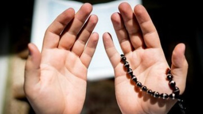 Jangan Lupa untuk Selalu Doakan Orang Tua, Simak Lengkap dengan Artinya