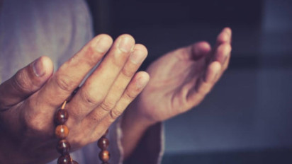 Kiat Khusus Bagi yang Ingin Ditolong Allah SWT Saat Genting, Ustaz Khalid Basalamah Katakan Sebaiknya Panjatkan Doa Saat…