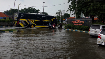 Hujan Lebat Beberapa Jam Terminal Purabaya Sidoarjo dan Rumah Warga Terendam Air