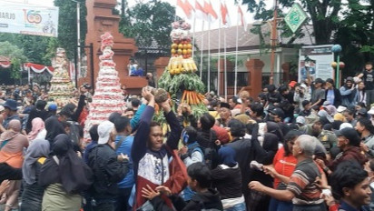 Peringati Hari Jadi Kabupaten Sidoarjo ke 166, Warga Berebut Gunungan Sedekah Bumi