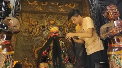 Jelang Tahun Baru Imlek, Umat Konghucu Pangkalpinang Cuci Patung dan Kelenteng Raksasa Tertua  