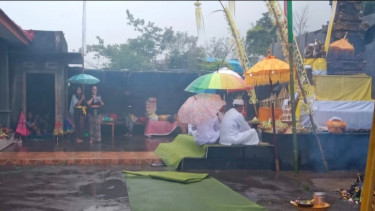 Di Tengah Guyuran Hujan, Umat Hindu Tengger Rayakan Hari Raya Siwaratri 2025