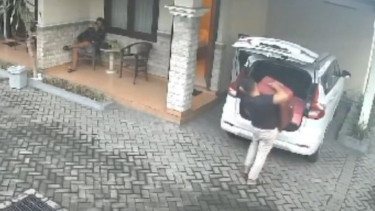 Merinding! Gerak-gerik Pelaku Mutilasi Wanita dalam Koper di Ngawi Terekam CCTV, Tampak Keberatan Bawa Potongan Tubuh Korban ke Bagasi Mobil
