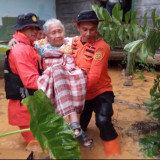 Kendari Dikepung Banjir, Warga dan Sejumlah Kendaraan Terjebak