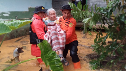 Kendari Dikepung Banjir, Warga dan Sejumlah Kendaraan Terjebak