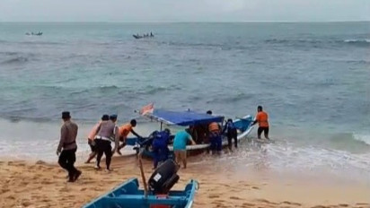 13 Pelajar SMPN 7 Mojokerto Terseret Ombak Pantai Drini, 3 Di antaranya Meninggal