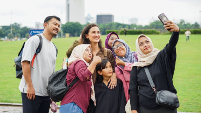 Libur Panjang, Rio Dewanto Ajak Keluarga ke Monas: Belum Pernah ke Monas