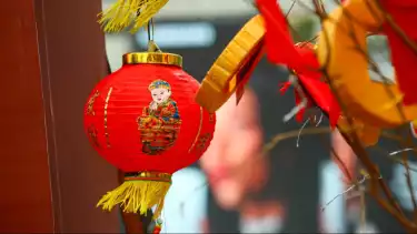 Pernak pernik ornamen Hari Raya Imlek hiasi Hotel bernuansa merah dan kuning keemasan menarik perhatian warga pengendara melintas di sekitar Bundaran HI, Jakarta Pusat, Selasa (28/1/2024)