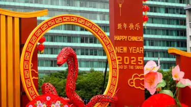 Pernak pernik ornamen Hari Raya Imlek hiasi Hotel bernuansa merah dan kuning keemasan menarik perhatian warga pengendara melintas di sekitar Bundaran HI, Jakarta Pusat, Selasa (28/1/2024)