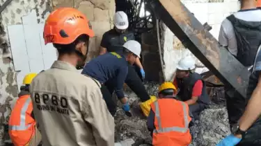 Proses evakuasi satu kantong jenazah korban kebakaran Glodok Plaza, Jakarta Barat di dapur lantai 8 Glodok Plaza, Selasa (28/1).