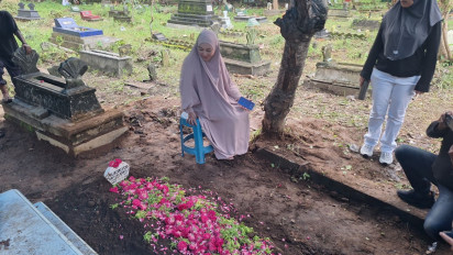 Ratusan Pelayat Antar Jenasah Artis Senior Emilia Contessa ke Peristirahatan Terakhir