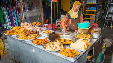 Ilustrasi buka warteg jual maknaan gorengan di siang hari pada waktu puasa Ramadhan