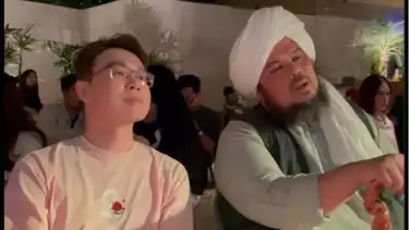 Dokter Richard Lee dan Ustaz Derry Sulaiman di kafe Sayap Suci, Kelapa Gading, Jakarta Utara.
