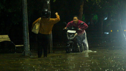 Hujan Deras Guyur Jakarta, 7 RT dan 13 Ruas Jalan Tergenang Banjir
