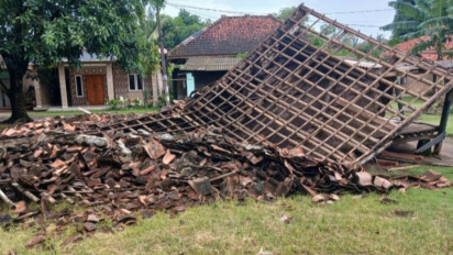 Imbas Cuaca Ekstrem, Rumah Seorang Janda Tua di Sukabumi Ambruk