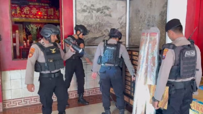 Polres Bojonegoro Sterilkan Klenteng Hok Swie Bio, Pastikan Sembahyang Tahun Baru Imlek Aman