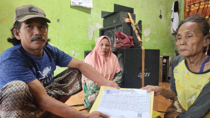 Petugas Disdukcapil Lamongan Datangi Rumah Tumiyah Lewat Program Inovasi Petik Duren