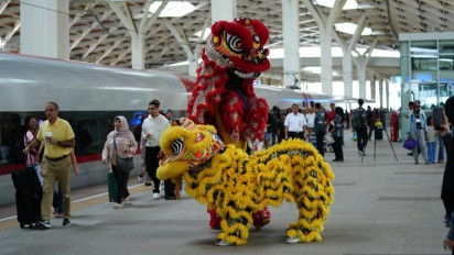 Hari Raya Imlek 2025 Penumpang Whoosh Disambut Atraksi Barongsai di Stasiun Kereta Cepat