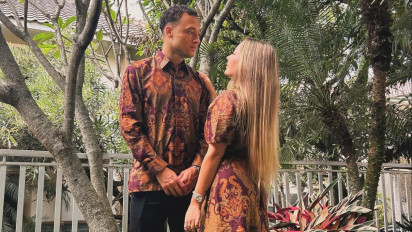 Punya Darah Indonesia, WAGS Striker Asing yang Dicoret Persib Bangga Pakai Batik