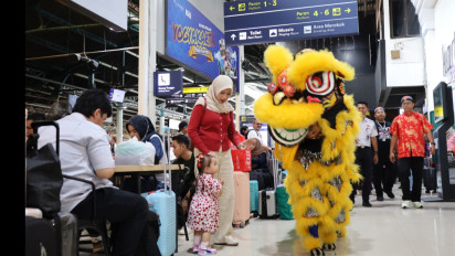 Atraksi Barongsai Meriahkan Suasana Imlek di Stasiun Yogyakarta