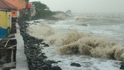 Cuaca Ekstrim, Ombak Setinggi Tiga Meter Hantam Pemukiman, Sejumlah Rumah Porak Poranda Ratusan Rumah Terendam