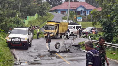 Diguyur Hujan Semalaman, Jalinsum Penghubung Lahat - Bengkulu Amblas