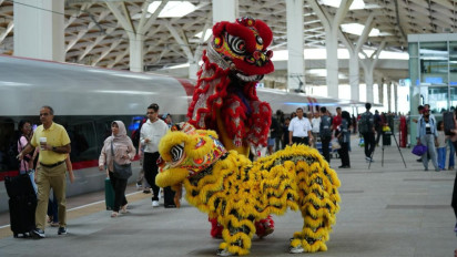 Liburan Imlek, Penumpang Whoosh Disambut Atraksi Barongsai di Stasiun