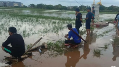 Warga Cilincing Jakarta Utara Memancing Ikan di Area Sawah Terendam Banjir, Rohman: Lumayan Ikan Nila Dapat 5 Kilogram