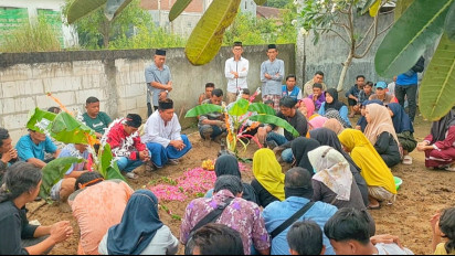 Polisi Sidoarjo Turut Berduka dan Bantu Pemakaman Korban Tenggelam di Pantai Drini Gunung Kidul