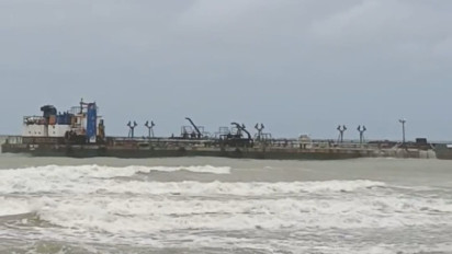 Akibat Cuaca Buruk, Kapal Tangker Terdampar di Pantai Pasean Pamekasan Madura