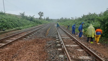 Perjalanan Enam Kereta Api Terganggu Akibat Banjir di Kabupaten Batang