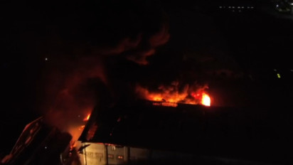 Kebakaran Hebat Hanguskan Tiga Pabrik di Kawasan Industri Sadang Rahayu Bandung