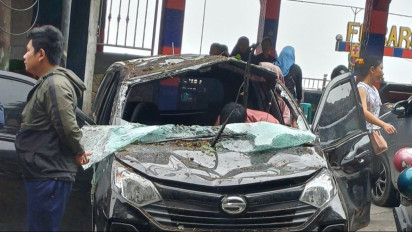 Cuaca Buruk Sebabkan Pohon Tumbang dan Timpa Mobil di Berastagi