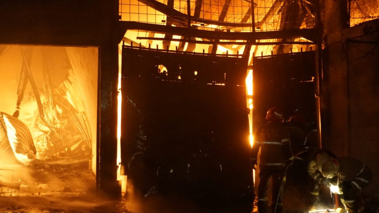 Berisi Bahan Material Mudah Terbakar, Petugas Kesulitan Jinakan Api di Tiga Pabrik di Kawasan Kopo Bandung 
            - galeri foto