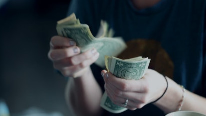 Siap-Siap Dikepung Rezeki! 4 Zodiak Paling Beruntung dalam Keuangan 16 April 2025: Taurus Ada Peluang Kenaikan Gaji