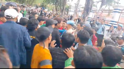 Tak Kunjung Ditemui Ketua DPRD Sampang, Demo Mahasiswa Ricuh dengan Polisi